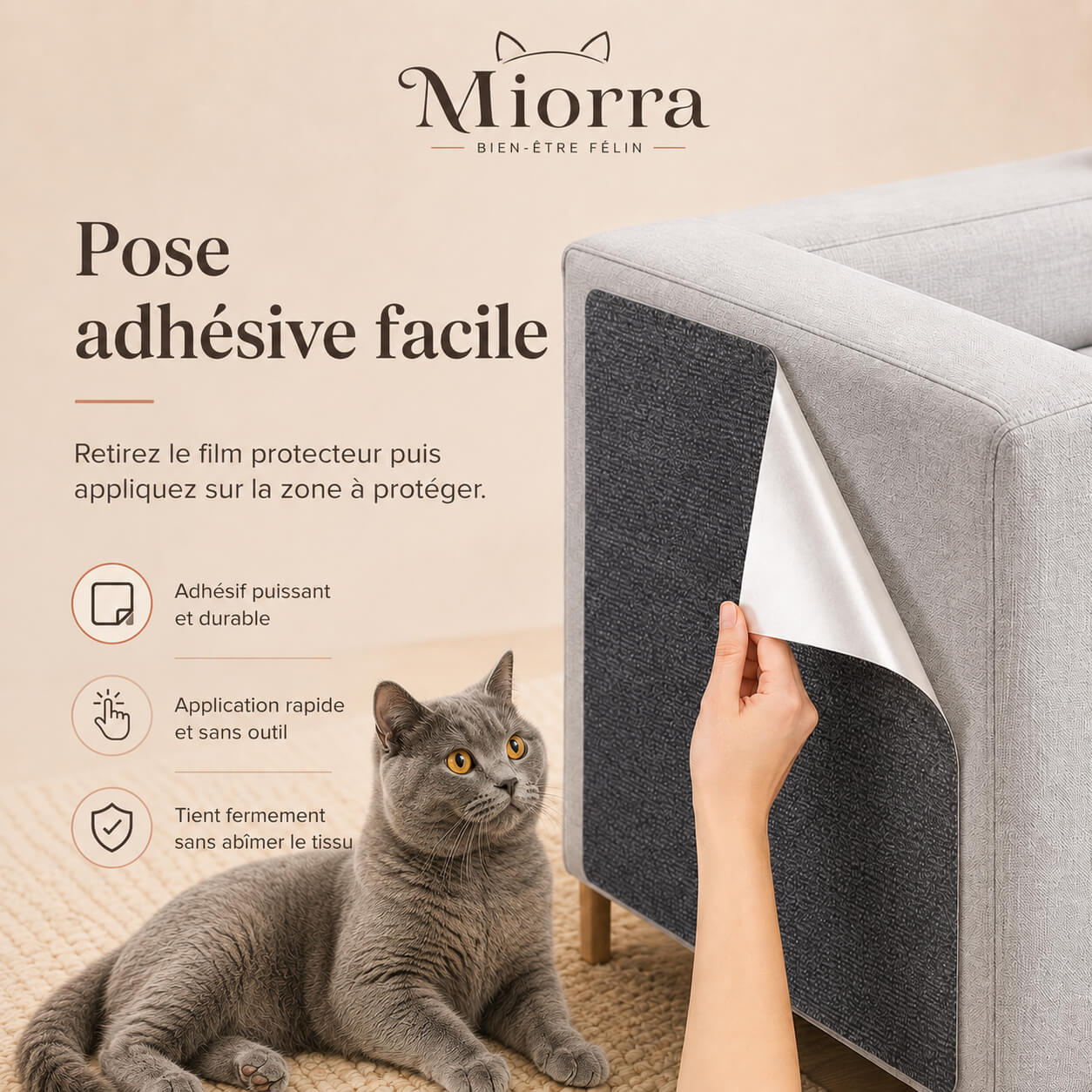 Pose adhésive facile protection griffoir Miorra : retirer le film, appliquer, adhésif puissant sans abîmer le tissu